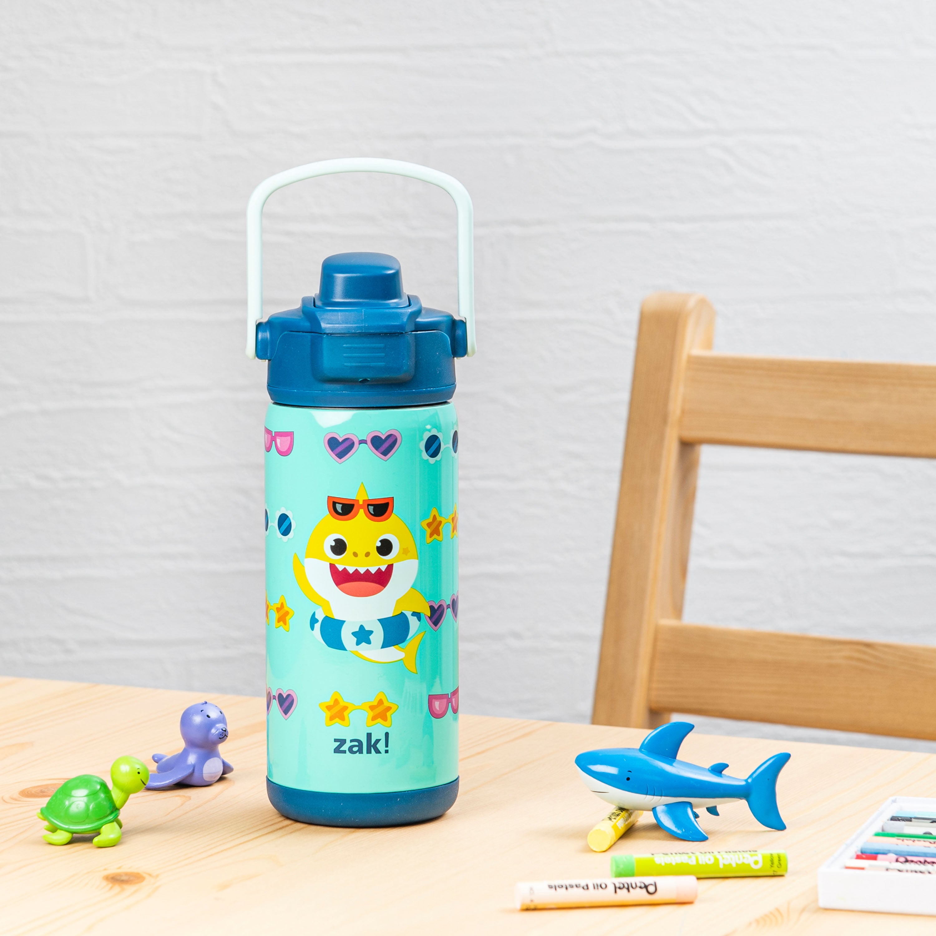Zak Designs Baby Shark - Botella de agua para niños con popote y lazo de  transporte integrado, hecha de plástico duradero, diseño a prueba de fugas